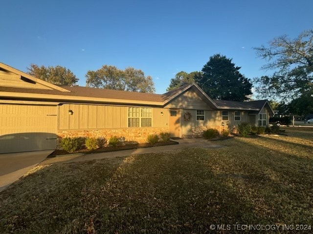 view of front of house featuring a front lawn and a garage