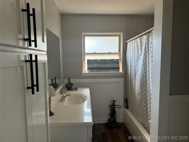 bathroom with vanity and shower / bath combo