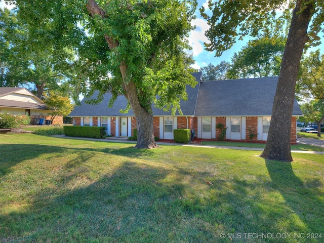 single story home with a front lawn