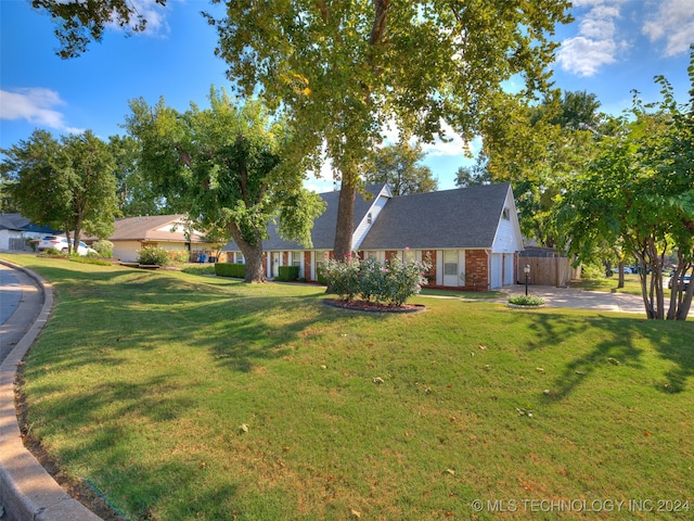 view of front of house featuring a front lawn