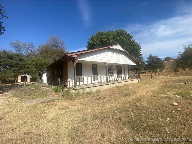 view of front of property featuring a porch