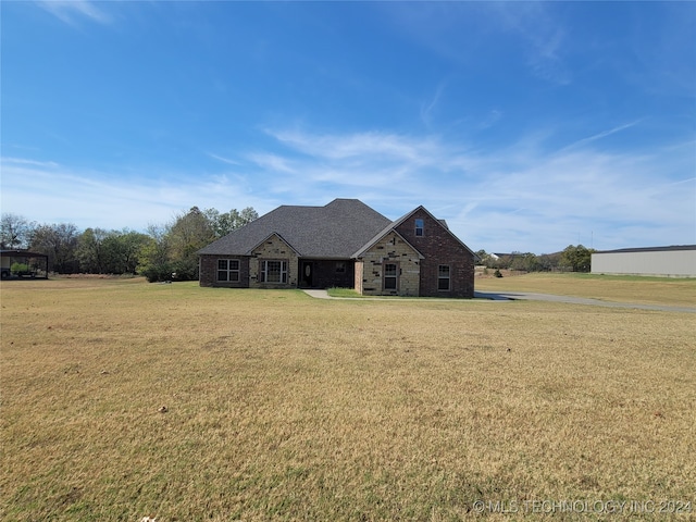 view of front of home featuring a front lawn