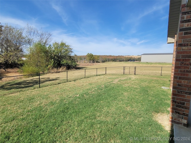 view of yard featuring a rural view