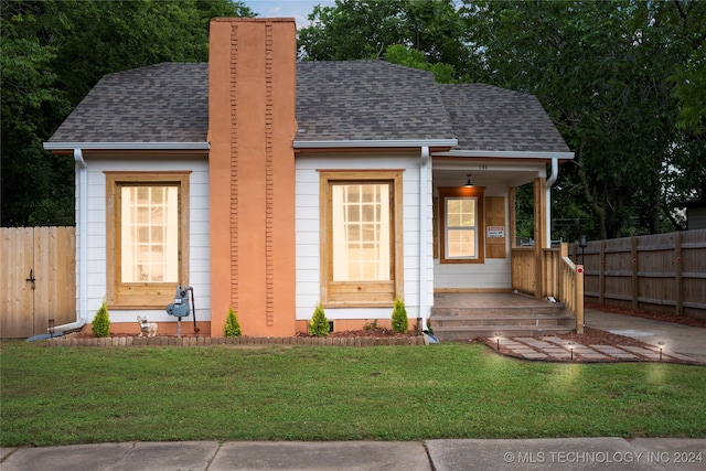 view of front of house featuring a front yard