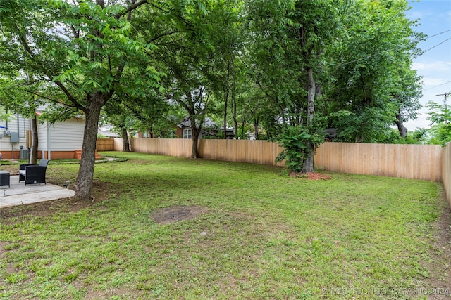 view of yard featuring a patio