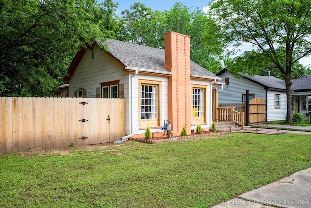 view of front of property featuring a front yard