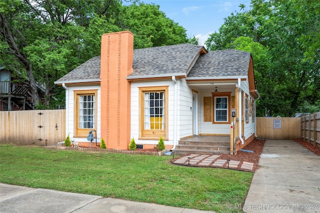 view of front of house featuring a front lawn