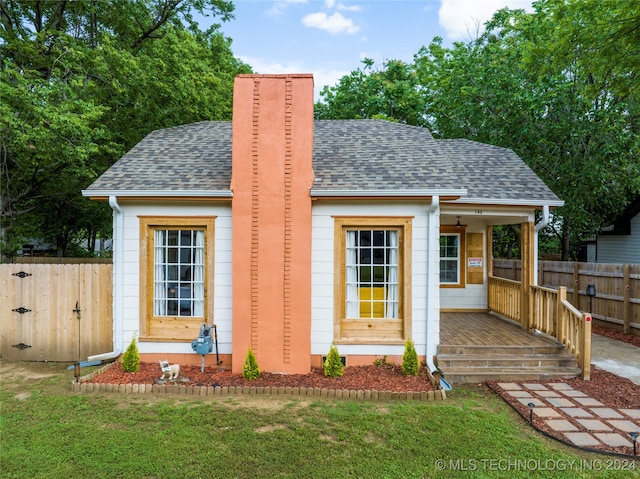 view of front of house with a front yard