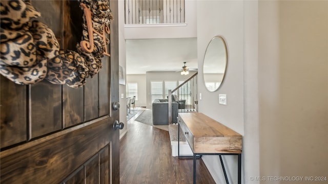 foyer entrance with dark wood-type flooring and ceiling fan