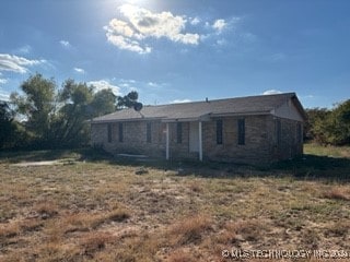 view of front facade with a front yard