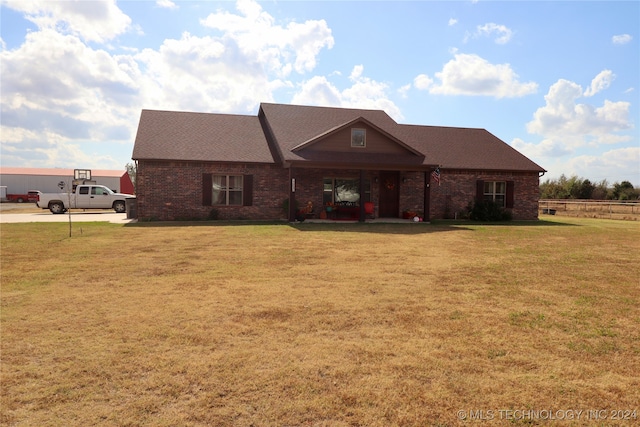 view of front of property featuring a front yard