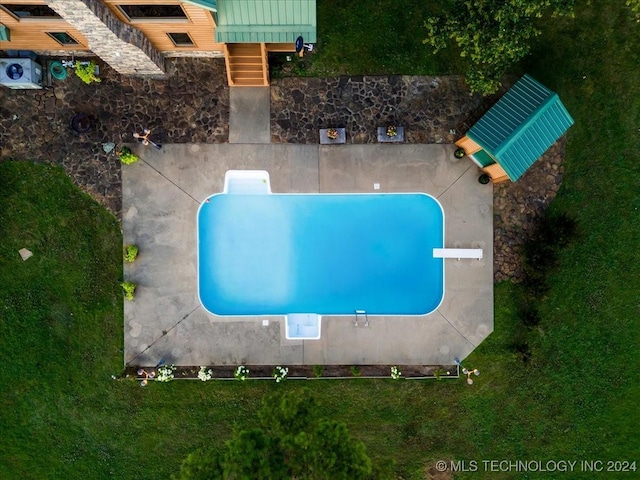 view of swimming pool