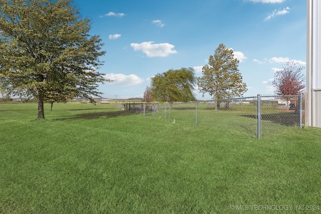 view of yard featuring a rural view