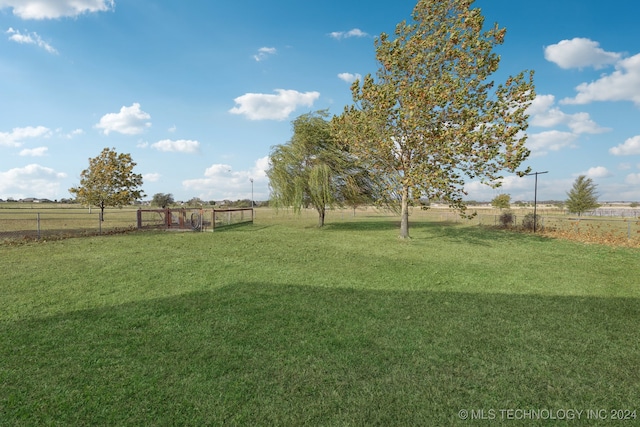 view of yard featuring a rural view