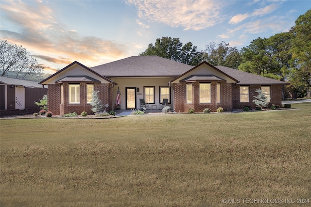 view of front facade with a lawn