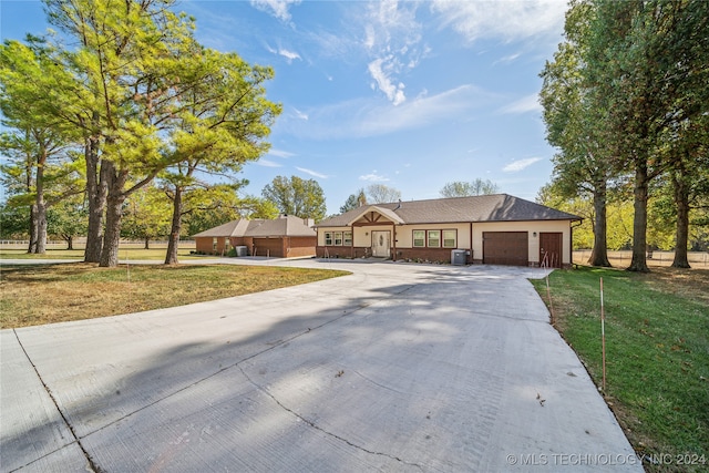 ranch-style house featuring a front lawn and a garage