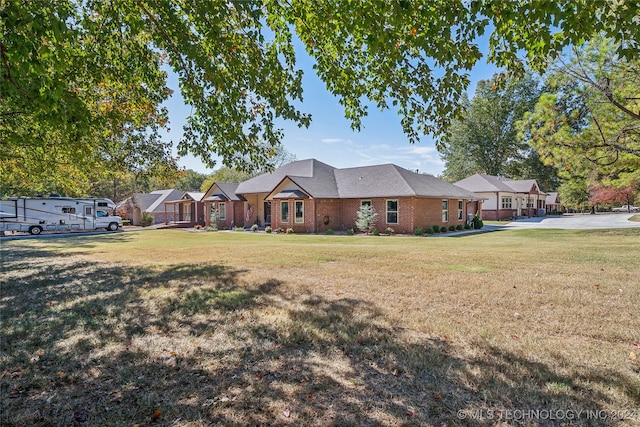 ranch-style house featuring a front lawn