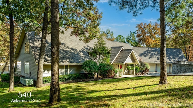 view of front facade featuring a front lawn