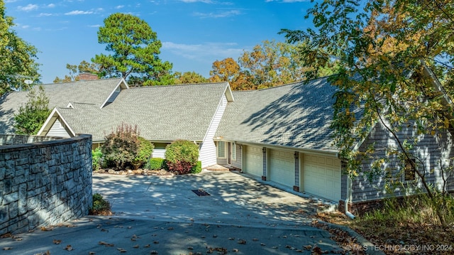 view of front facade featuring a garage