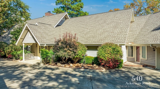 view of front of property featuring a porch