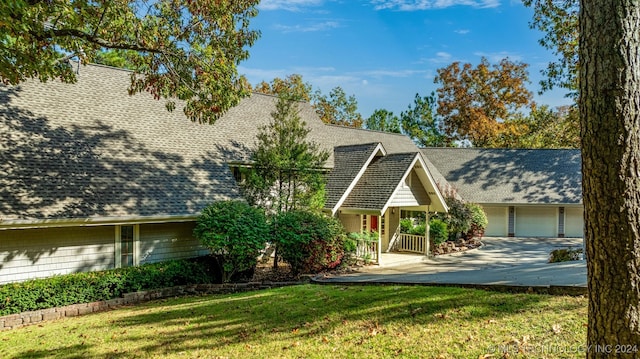 view of front of property featuring a front lawn and a garage