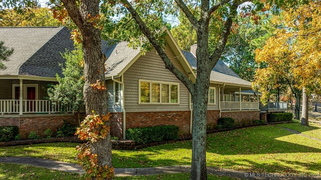 view of front of house featuring a front lawn