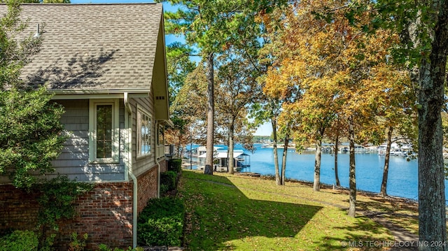 view of yard featuring a water view