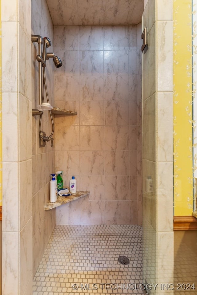 bathroom featuring a tile shower