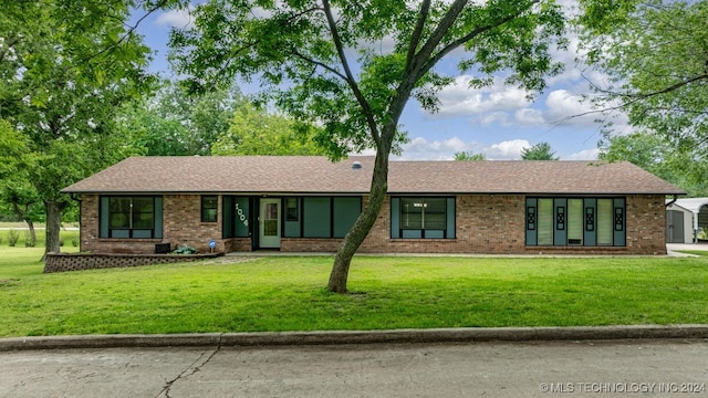 ranch-style house featuring a front lawn