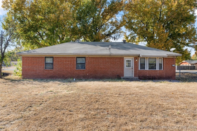 view of front of house featuring a front yard