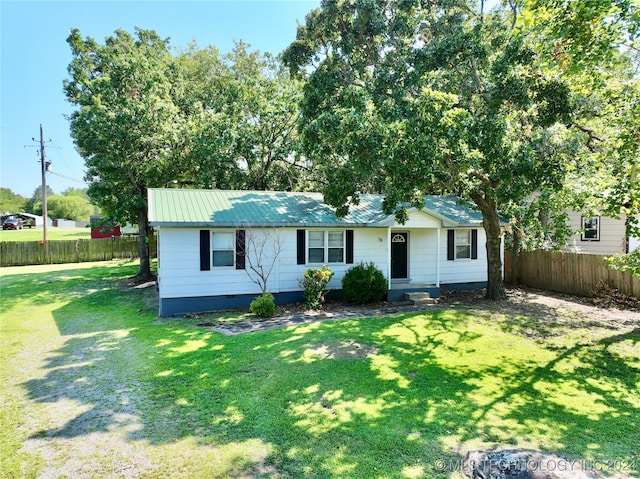 single story home with a front yard