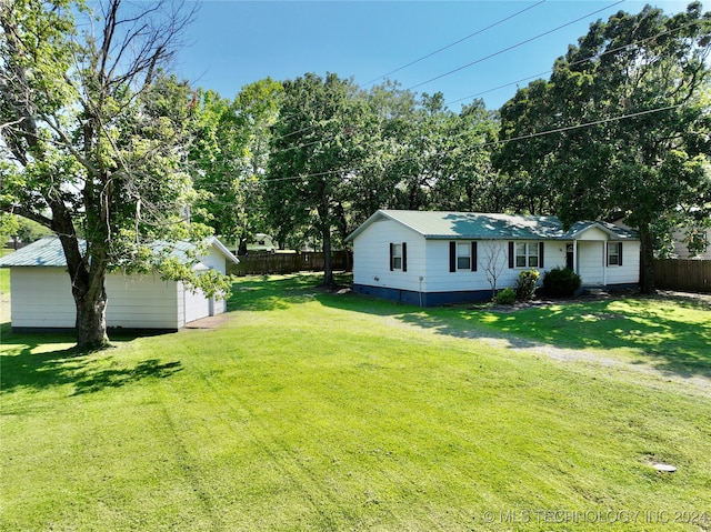 view of yard featuring an outbuilding