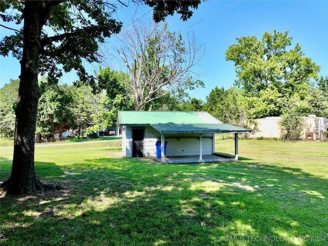 view of yard with a shed