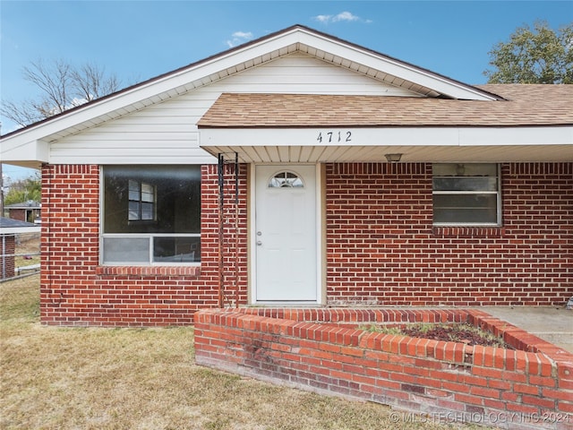 view of front facade with a front yard