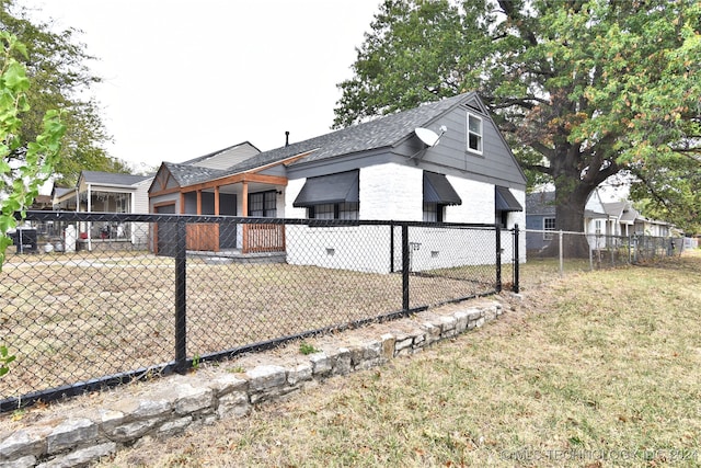 view of side of property featuring a lawn