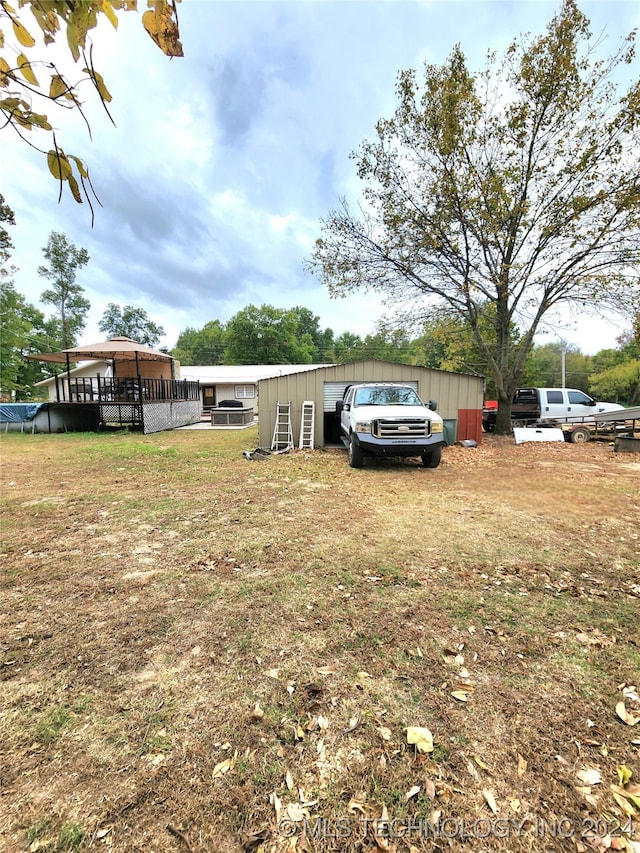 view of yard featuring an outbuilding