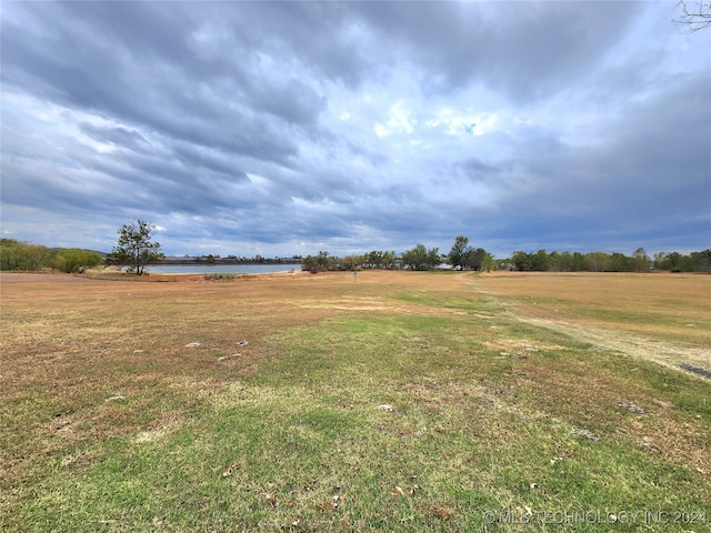 view of yard featuring a rural view