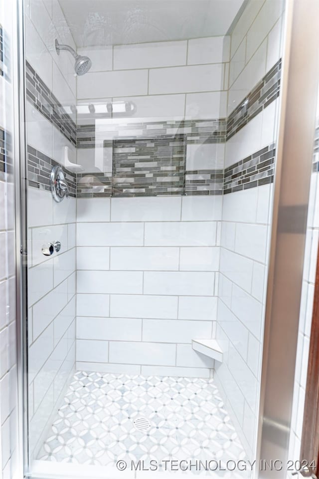 bathroom featuring a tile shower