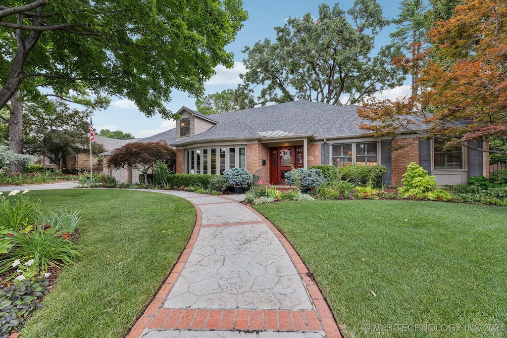 view of front of house featuring a front yard