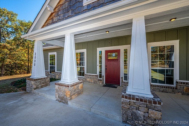 entrance to property featuring covered porch