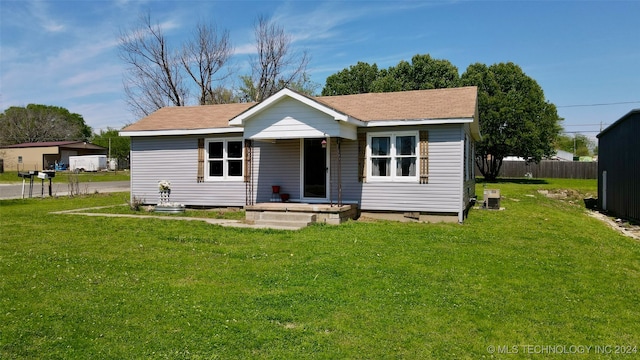 view of front of property with a front yard