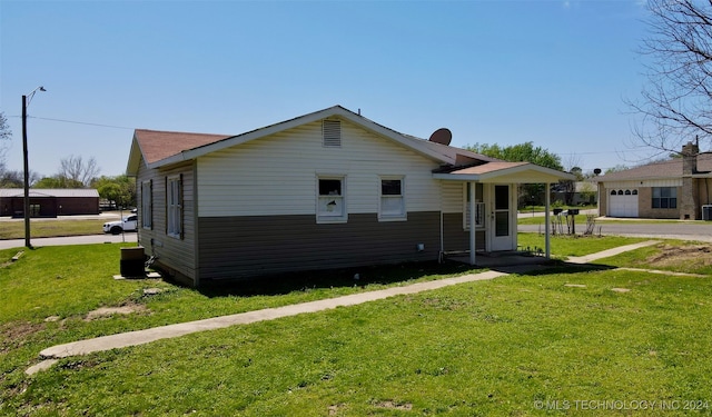 view of front of property featuring a front lawn and a garage