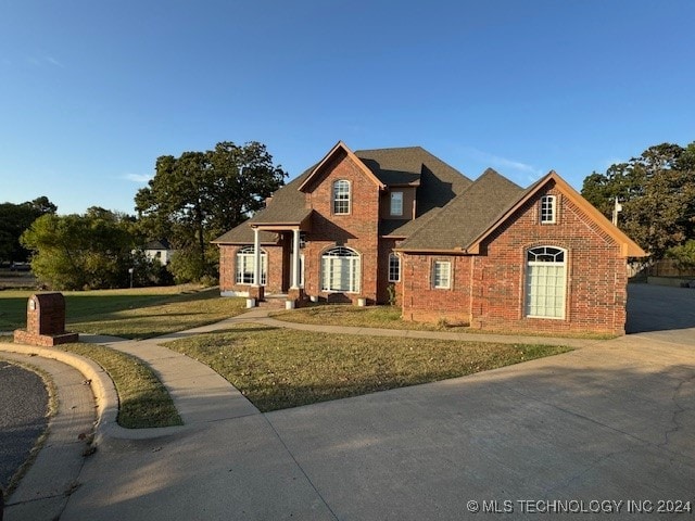 view of front of home featuring a front yard