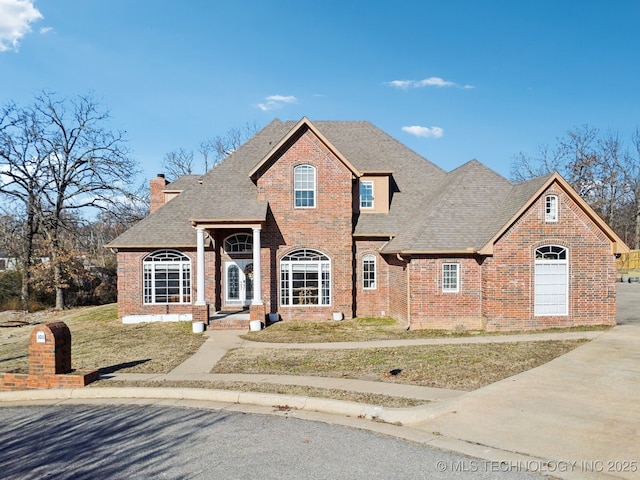 view of front facade with a front lawn