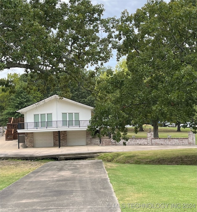 view of front of home featuring a front lawn and a garage