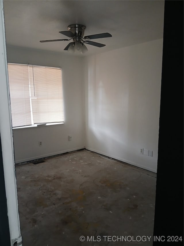 empty room featuring concrete flooring and ceiling fan