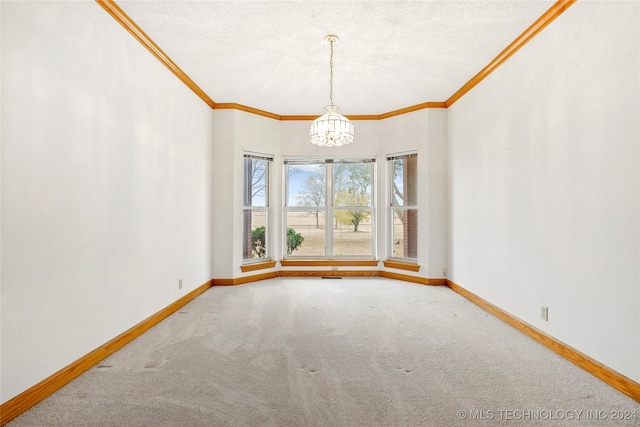 carpeted spare room featuring crown molding, a textured ceiling, and an inviting chandelier