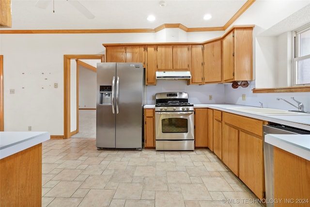 kitchen featuring crown molding, stainless steel appliances, sink, and ceiling fan