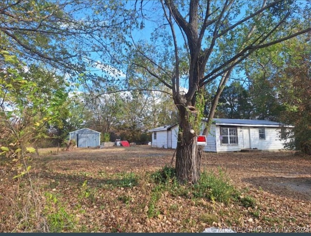 view of yard featuring a storage unit