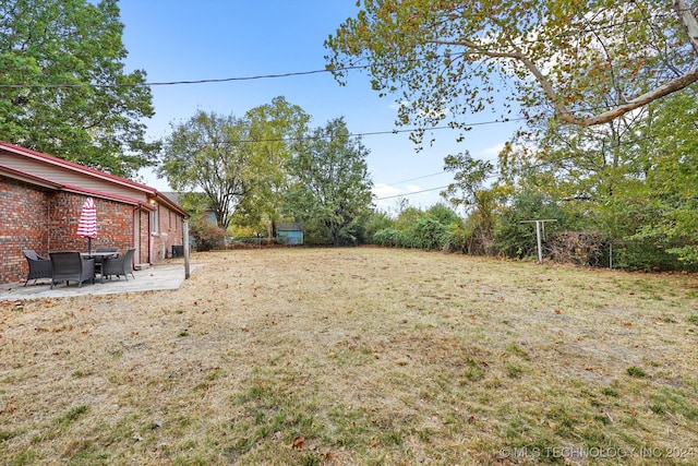 view of yard featuring a patio area